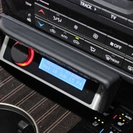 プロセッサーの操作部は扱いやすいダッシュ下部に設置。表示部の反射を抑えるバイザーを取り付けるのも実用的。
