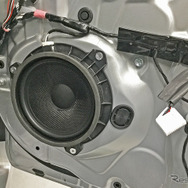 トヨタ・プリウスへ「FOCAL」スピーカーを装着したところ。