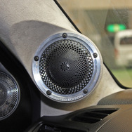 『カーオーディオ・プロショップ』によるスピーカーの取り付け例。製作ショップ：SOUND EXPRESS マツデン（愛知県）。