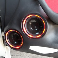 立体的な造形が施されたミッドバスのバッフル。２発のユニットを内包するバッフルは滑らかなラインを描くスマートなシェイプだ。