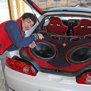 満足度の高いオーディオインストールを完成させたオーナーの神田さん。パワーアンプ追加などシステムアップの計画を進行中だ。
