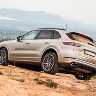 新型ポルシェ・カイエンEハイブリッドの開発プロトタイプ