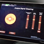 音がどちら方向から聞こえてくるかを調整できる。こちらは体験会専用のもの。（Bose Aware Signal Steering Technology）