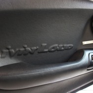 キッカーのコンセプトである「Livin’ Loud」をエンボス加工したドア後方。レザー一枚張りのハイレベルなテクニックも見物。