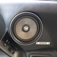 キッカーのハイエンドユニットであるQSはパワフルな低音にも負けない厚みのある中高域サウンドを引き出してくれる。