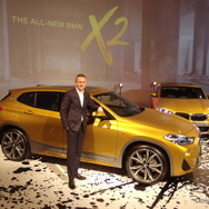 BMW X2とビー・エム・ダブリューのペーター・クロンシュナーブル代表取締役社長