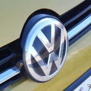 フロントグリルのVWロゴ。
