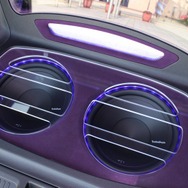 ラゲッジフロアにはロックフォードのP1サブウーファー×２発をインストール。上向き設置することで車内でも充実の低音を響かせる。