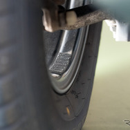 ウエイトを目立たせない事でホイールのドレスアップに。
