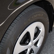 タイヤはブリヂストンのエコピア。サイズはグレードを問わず195/65R15