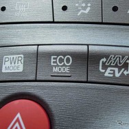 市販車ではEV/HVの切り替えスイッチが付いた。