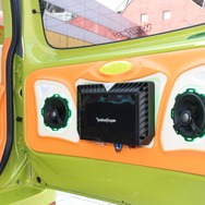 ゲート内側にもカスタム処理がほどこされる。パワーアンプ＋コアキシャルスピーカーを取り付けるパネルのデザインも個性的。