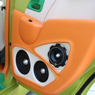リアドアは外向き用のスピーカー群をインストール。パンチプロを３ウェイ使いすることで中高域の鳴りっぷりを高めている。