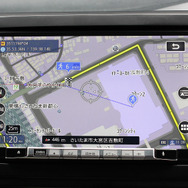ナビ画面には、クルマで行く目的地と徒歩での最終目的地の両方が表示される。