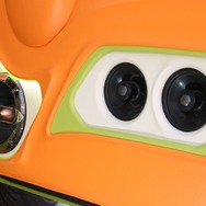 ドアのミッドバスの後方にコアキシャルピーカーを２発インストールする処理を追加設定。立体的なカスタム処理も光る部分。