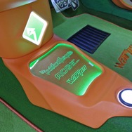 コクピットのフロア中央部に設置した新しいカスタム。アクリルやイルミを配置したパネルはデザインも存在感も秀逸。