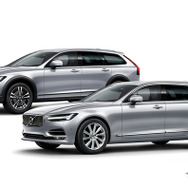 ボルボ V90クロスカントリー D4 AWD サマム（左）とV90 D4 インスクリプション
