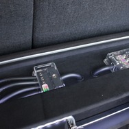 ラゲッジ前方にはヒューズボックスやターミナルをディスプレイ。オーディオカーならではのメカニカルなムードを強めている。