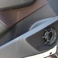 ドアは純正デザインを生かしたカスタムを実施。スピーカーまわりにスマートな加工を施すことで周辺と違和感ない作りとした。