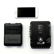 JLオーディオ・TwkD8（右）とロックフォード フォズゲート・DSR1（左）とのサイズ比較。上はiPhone8。