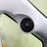 トゥイーターはＡピラーへインストール。シンプルな形状ながらサウンド面のメリットを考えた形状を徹底している。