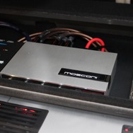 モスコニのプロセッサーを使ってフロント３ウェイ＋サブウーファーをコントロールしている。