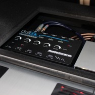 純正システムからのスピーカー出力をミックスするために取り入れたオーディオコントロールのLC8i。