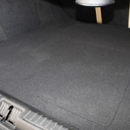 トランクルームにはこの通り保護ボードを被せることができる。全面を荷室として使えることから積載性も高い。