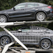 BMW X6 新型（下）とX4（上）。サイズの違いがよくわかる