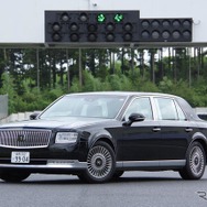 トヨタ センチュリー 新型に似つかわしくないサーキットのコースシグナルと。
