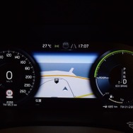 今どきのプレミアムセグメントモデルらしく全面液晶で、さまざまな表示パターンを選択できる。試乗時の平均燃費計値は12.8km/リットル。