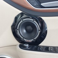 各スピーカーにはバーチ材を使った取り付けを施し、スピーカー本来の能力を存分に引き出すことも忘れていない。