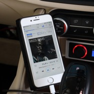 主な音源にはiPoneを利用するというオーナー。USB→光デジタル変換を行うことでプロセッサーへの入力を可能にした。