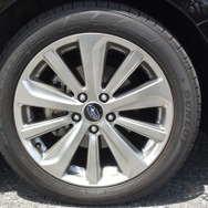 タイヤは225/50R18サイズのダンロップ「SPORT MAXX 050」。接地面積は初代『スカイラインGT-R』を上回る。すごい時代になったものである。