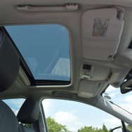 オプションのムーンルーフ。車内がより明るくなるのでせっかくなら着けたい。