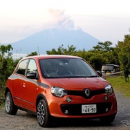 ルノー トゥインゴGT。鹿児島市郊外の平川にて、桜島をバックに。