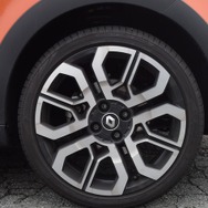 トゥインゴGTのフロントホイール。径は17インチ。