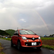 ルノー トゥインゴGT。雨上がりの虹がかすかに見えていた。