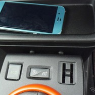 エコボタン、クルーズコントロールおよび可変スピードリミッターのボタンがシフトノブの根元に配される。その前のボックスは取り外し式だが、しっかり固定できるようにしてほしかった。