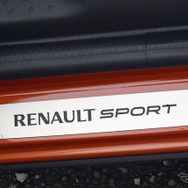 スカッフプレートにRENAULT SPORTの文字が。