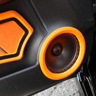 フロントスピーカーにはグラウンドゼロのGZNC1650SQ-LTDをチョイス。ミッドバスはドアにアウターバッフル化して取り付けられる。