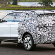 フォルクスワーゲン Tクロスの最新の開発プロトタイプ車