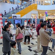 週末の土曜日とあって、開場前は人の流れが絶えなかった