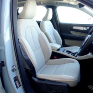 ボルボ XC40 T4モメンタムAWD