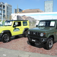 スズキ・ジムニー（向かって右）とジムニーシエラ（アウトドア車両展示、東京モーターフェス2018）
