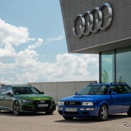 アウディ RS4アバント（左）とアウディ RS2