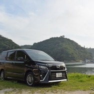 ヴォクシーハイブリッドZS。島根・温泉津の入り江にて。