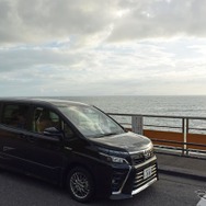 鹿児島・阿久根の海をバックに。