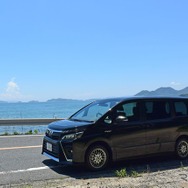 瀬戸内の海をバックに。
