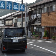 島根・温泉津の温泉街へ。5ナンバーベースなので旧市街への進入にストレスはない。